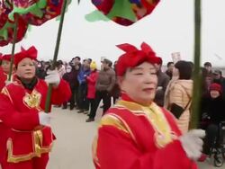 MS PAN People performing dragon dance at temple fair to celebrate Chinese spring festival AUDIO / xi'an, shaanxi, china Stock Footage