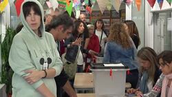 Delays as voters wait to cast ballots in Catalan referendum Instructional Video