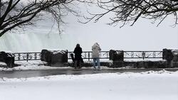 CLEAN : Water still cascades over nearly frozen Ni News Clip