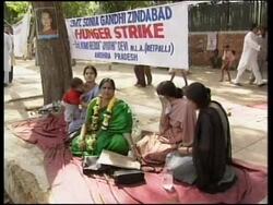 INDIA: OPPOSITION LEADER SONIA GANDHI STEPS DOWN News Clip