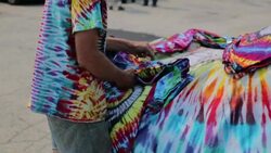 Grateful Dead 50th Anniversary Fare Thee Well concerts - Deadhead selling tie dyed t-shirts in parking Lot B Chicago, July 4, 2015 Stock Footage