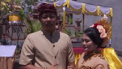 Couple get married inside Bali volcano danger zone Instructional Video
