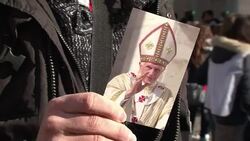CLEAN : Tens of thousands watch Popes News Clip