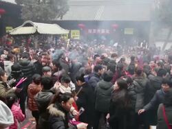 MS Pilgrims burning joss sticks to pray for good luck during Chinese Lunar New Year at Taoist temple / xi'an, shaanxi, china Stock Footage