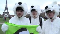 VOICED : Miles de ecologistas se movilizan en Paris al final de COP21 News Clip