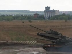 T90 shooting on the move Stock Footage