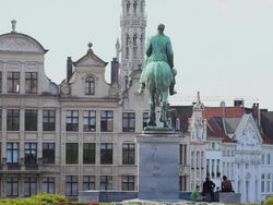 Mont des Arts (Mount of the Arts) and the Equestrian Statue of Albert I of Belgium in Brussels Stock Footage