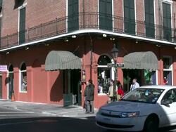 French Quarter corner traffic at Royal Street in New Orleans Stock Footage
