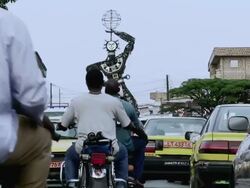WS View of Traffic surrounding Statue de la Nouvelle Liberte in Douala / Cameroon Stock Footage