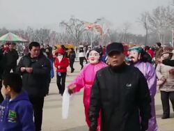 WS PAN People performing dragon dance and folk art at temple fair to celebrate Chinese spring festival AUDIO / xi'an, shaanxi, china Stock Footage