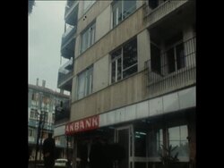 SYND 6 3 71 FIVE ARMED MEN ROB A BANK IN ISTANBUL Instructional Video