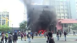 CLEAN : Protesters set Venezuelan Supreme Court branch on fire News Clip