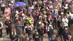 CLEAN : Crowds besiege a government building News Clip