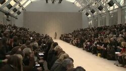 Will.i.am, Kate Bosworth and more at Burberry fashion show Instructional Video