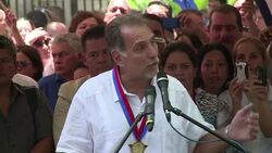 VOICED : Los cinco heroes cubanos reciben llaves de Caracas News Clip