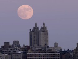 Shot of the moon rising over the San Remo Apartments on the Manhattan Skyline Stock Footage
