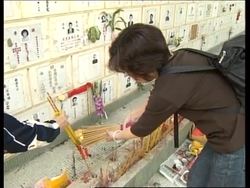 HONG KONG: MOURNING: TOMB SWEEPING DAY (QING MING) News Clip