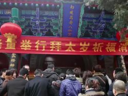 MS TD Pilgrims go to praying for good luck during Chinese Lunar New Year at Taoist temple / xi'an, shaanxi, china Stock Footage