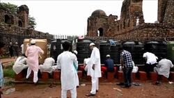 CLEAN : Indian Muslims pray to mark Eid al Fitr News Clip