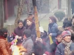 MS Pilgrims burning joss sticks to praying for good luck during Chinese Lunar New Year at Buddhist temple / xi'an, shaanxi, china Stock Footage