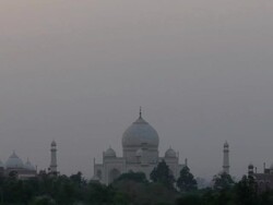 WS LD Taj Mahal at Dusk / Agra, India Stock Footage