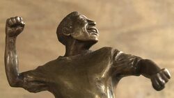 CLEAN : A statue of Pele to crown News Clip
