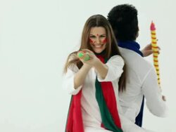 Couple playing holi with a pichkari  Stock Footage