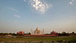 Sunset on the backside of the Taj Mahal with lone cloud. Stock Footage