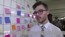 VOICED : Terapia colectiva en metro de Nueva York tras eleccion de Trump News Clip