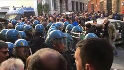 CLEAN : Italy: protesting taxi drivers, street vendors clash with police News Clip