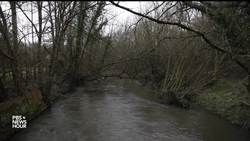 Ancient Stonehenge faces modern problems with plans for a nearby tunnel to
ease traffic News Clip