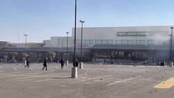 CLEAN : South African police fire rubber bullets to disperse looters News Clip