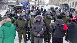 CLEAN : Ottawa: Riot police assemble as protesters defy orders to leave News Clip