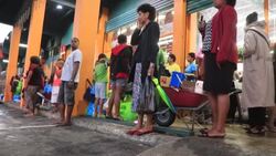 CLEAN : Faced with super cyclone, Fijians buy food and secure windows News Clip