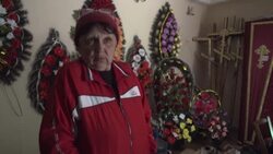 VOICED : Antonina pasa la guerra en Ucrania entre crucigramas y ataúdes News Clip