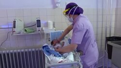 VOICED : En pandemia, un tapabocas separa a una madre primeriza de sus cuatrillizos News Clip