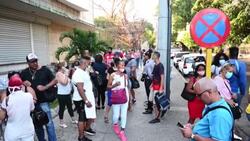 CLEAN : Cubans flock to buy foreign currency from the State News Clip