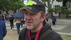 Anti-Trump protesters dress up as US president Instructional Video