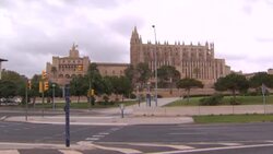 CLEAN : Coronavirus: tourists leave Palma de Mallorca News Clip