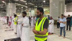 CLEAN : Saudi sets up disinfection booths at the entrance to mosques in Mecca News Clip