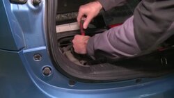 CLEAN : Automobile: in France, a garage 100% dedicated to electric cars News Clip