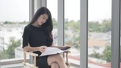 business woman analyzing and planning strategy business. Worker sitting and thinking a new ideas to success Stock Footage