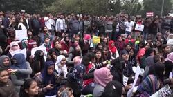 VOICED : Protestas en India contra ley de ciudadania ya dejan una veintena de muertos News Clip