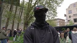 'We'll stay here until our friends are safe' - protesters block bus carrying migrants News Clip