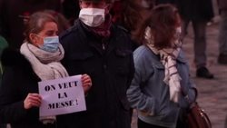 CLEAN : Hundreds of catholics in Versailles call for mass to be reinstated despite lockdown News Clip
