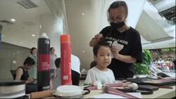 VOICED : Polemica en China por modelos de cuatro anos News Clip