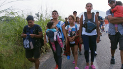 La caravana: On the road with the migrant caravan Instructional Video