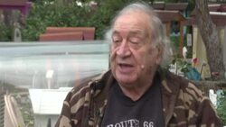 VOICED : La gallina de Mussolini, estrella del cementerio para animales de Roma News Clip