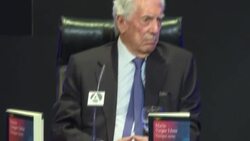 VOICED : Mario Vargas Llosa supera el covid y sale del hospital News Clip