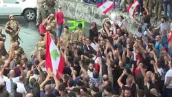 CLEAN : Protesters confront Lebanese soldiers attempting to open roads News Clip